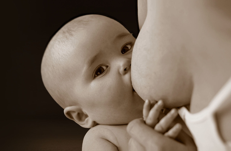 I trattamenti dedicati alla mamma per mantenere la cute idratata ed elastica durante le fasi pre e post-parto